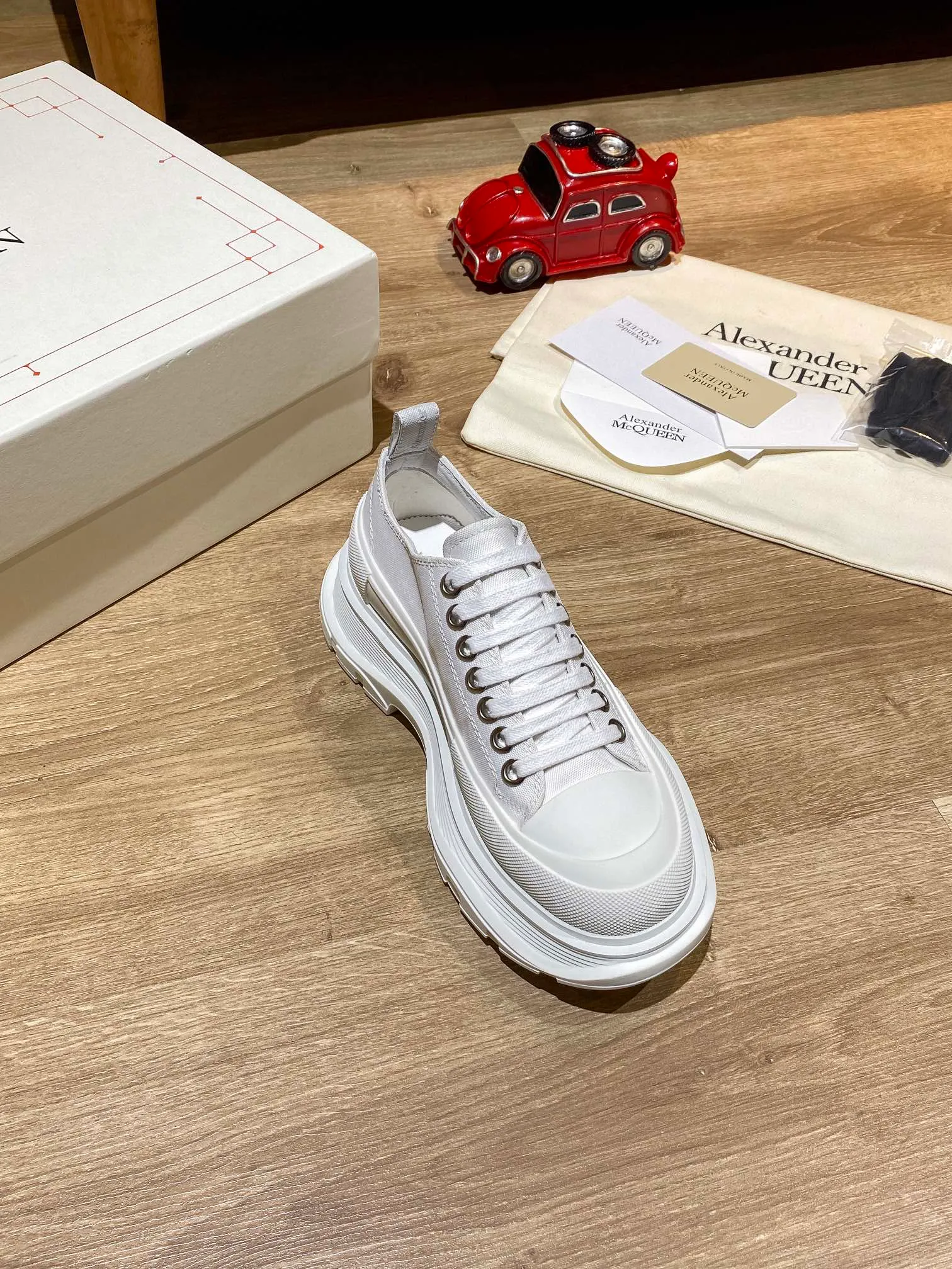 👟👟Ex-factory price 480👟👟 Alexander Mcqueen🚀🚀Couple model👫 MQ McQueen thick-soled platform shoes, the latest spring style in the counter, Xiaohongshu is popular. It is also a casual shoe that increases height and slimming 😄 Does not choose any style. The heel height is 6.5 cm, which is equivalent to wearing a pair of high heels. Slimming is inevitable. Black and white are versatile. Pink looks younger. Several colors are very popular. Purchased from the original order from hk. The highest quality in the market. A popular product, 👍 Material: genuine customized space Monica cloth, goatskin lining, private model TPU multi-layer combination outsole, standard code number, with a full set of the latest packaging at the counter. Code number: 35-40 for women and 39-44 for men.